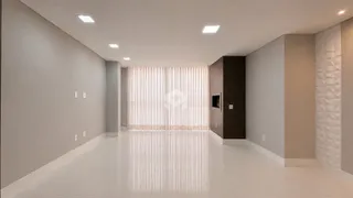 Hall de entrada com piso claro e paredes brancas.