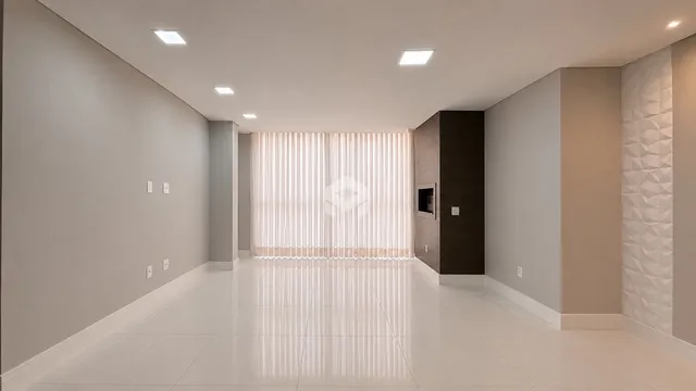 Hall de entrada com piso claro e paredes brancas.