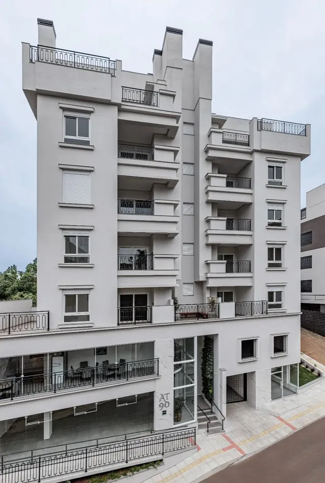 Fachada de um prédio residencial moderno em Lajeado, Brasil, com varandas.