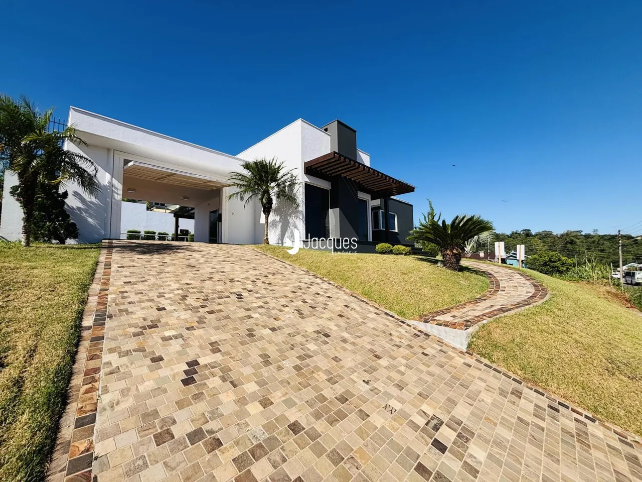 Fachada de uma casa moderna com entrada pavimentada em Lajeado, Brasil.