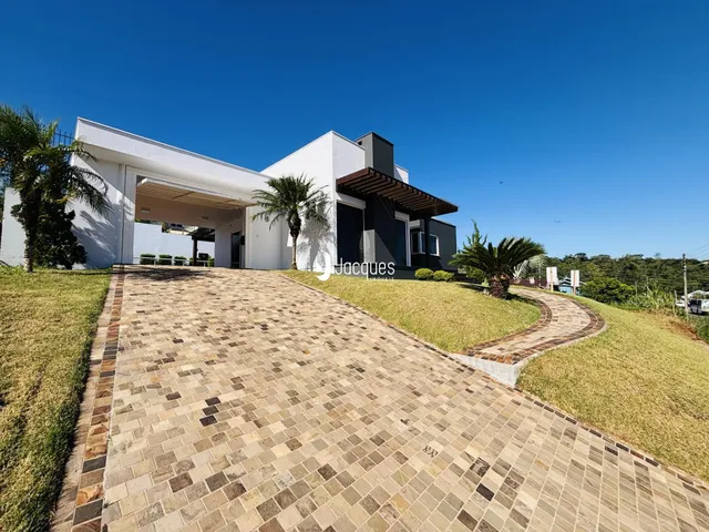 Fachada de uma casa moderna com entrada pavimentada em Lajeado, Brasil.