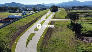 Vista aérea mostrando a área externa da propriedade com vegetação e vias de acesso.