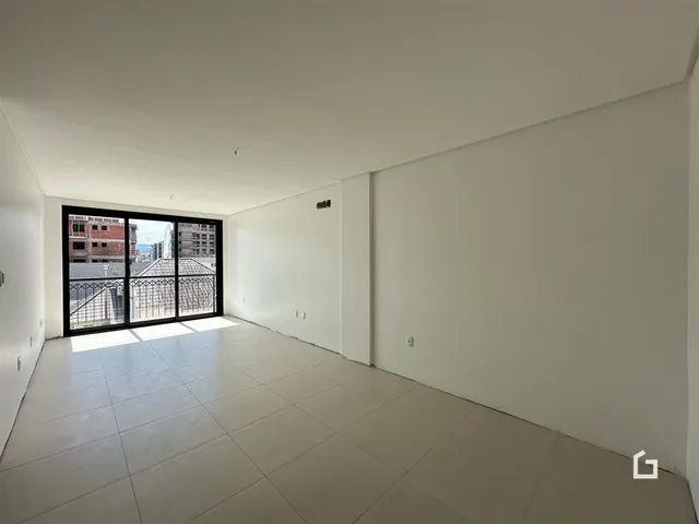 Ambiente interno de uma sala com piso de cerâmica e porta de vidro.