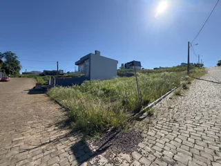 Fachada de uma residência em Lajeado, Brasil, sob luz solar intensa.
