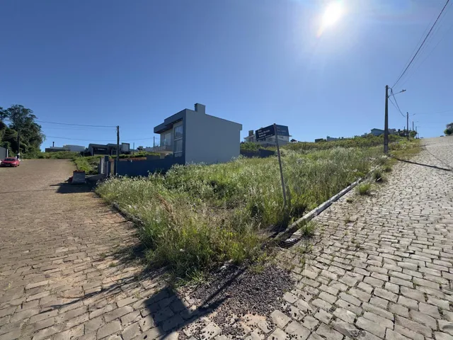 Fachada de uma residência em Lajeado, Brasil, sob luz solar intensa.