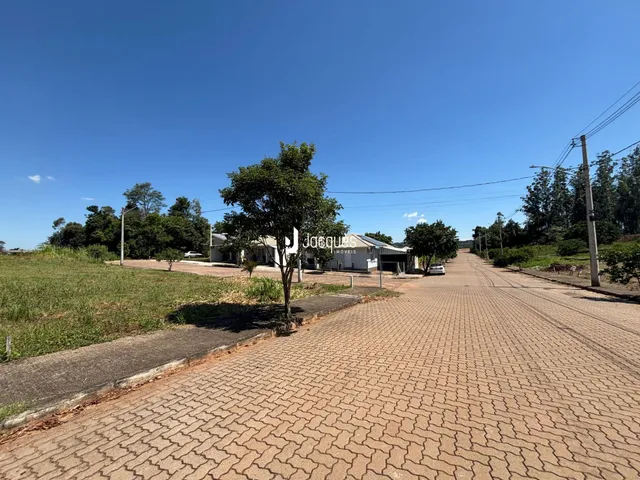 A fachada de uma propriedade em Lajeado, Brasil, ao longo de uma estrada pavimentada.