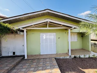 Fachada de uma casa em Lajeado, Brasil com varanda coberta.