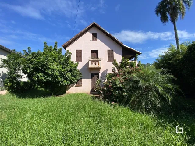 Fachada de uma casa em Lajeado, Brasil, cercada por grama verde.