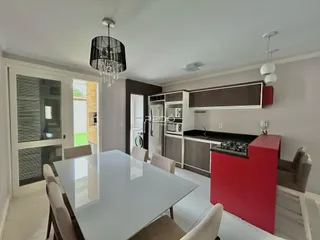 Vista da sala de jantar e cozinha de uma residência em Lajeado, Brasil.