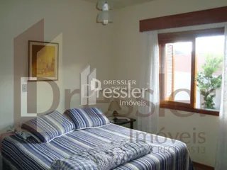 Quarto interno de uma residência com cama visível.