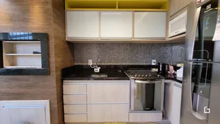Cozinha moderna com armários e eletrodomésticos em um imóvel.