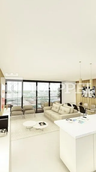 Ambiente interno com grandes janelas que proporcionam uma vista.