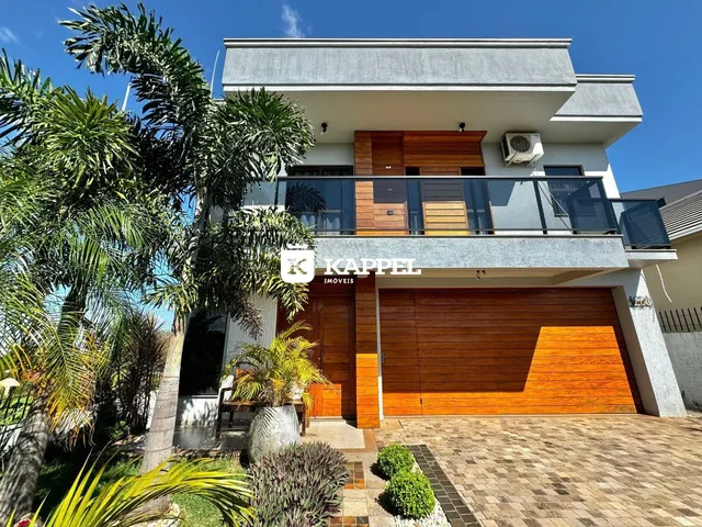 Fachada de uma residência moderna com jardim em Lajeado, Brasil.