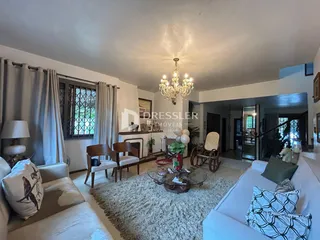 Sala de estar com sofá e lareira em um imóvel no Brasil.