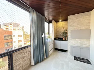 Vista da sala de estar com grande janela de uma residência em Lajeado.