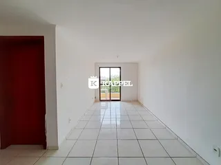 Hall de entrada com piso de cerâmica e porta de vidro que dá acesso ao exterior.