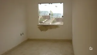 Ambiente interno de um cômodo vazio com paredes brancas e piso claro.