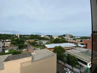 Vista externa de telhados e edifícios em Lajeado, Brasil.