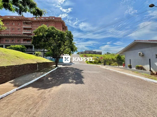 Vista externa de uma rua de acesso a uma residência em Lajeado, Brasil.