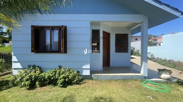 Fachada de uma residência em Lajeado, Brasil, com varanda coberta.
