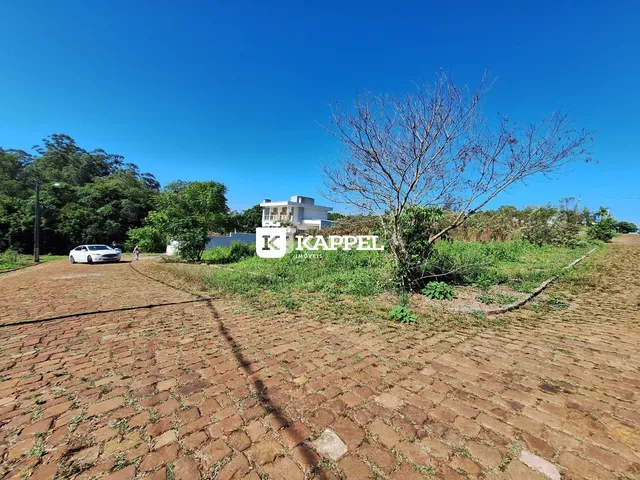Foto da fachada de uma residência em Lajeado, Brasil, com vegetação ao redor.