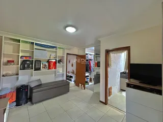 Sala de estar com estantes e sofá em um imóvel no Brasil.