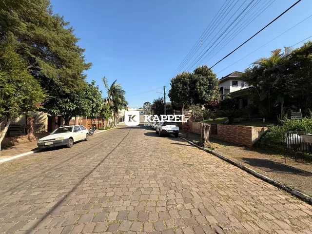 Vista da rua em Lajeado, Brasil, mostrando a paisagem externa da propriedade.