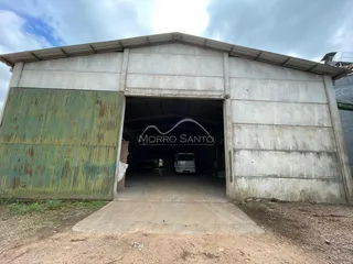 Fachada de um prédio com porta metálica enferrujada em Lajeado, Brasil.