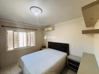 Quarto com cama e janela em um imóvel no Brasil.