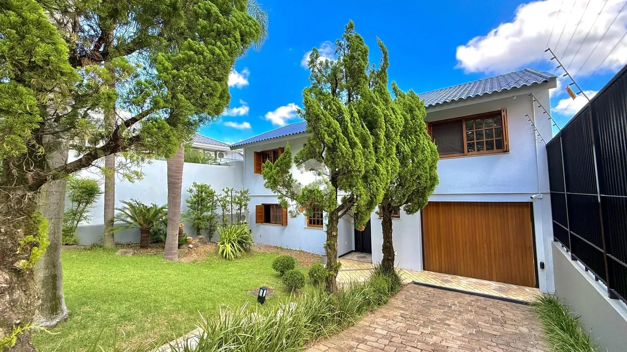 Vista externa de uma residência com jardim e garagem em Lajeado, Brasil.