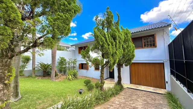 Vista externa de uma residência com jardim e garagem em Lajeado, Brasil.