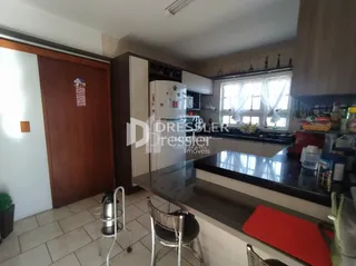 Vista interna de um ambiente com portas de madeira e piso de cerâmica.
