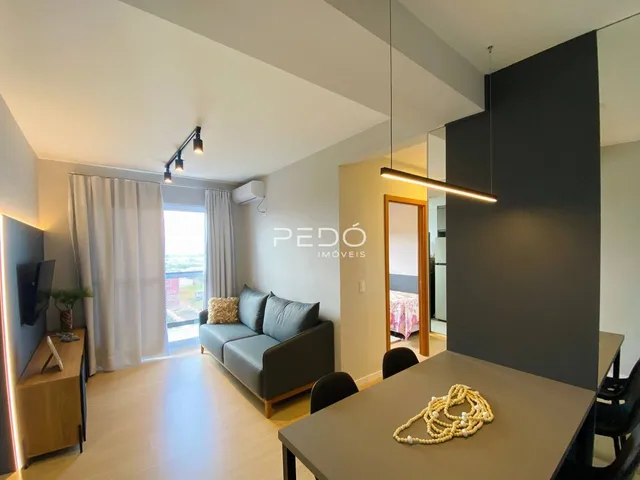 Sala de estar com sofá e janela em um apartamento.