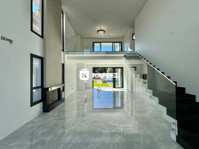 Hall de entrada amplo com piso de porcelanato e vista para o exterior.