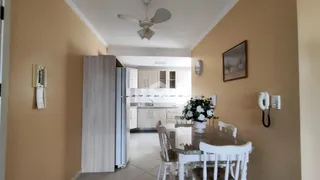 Hall de entrada com parede bege e área de jantar.