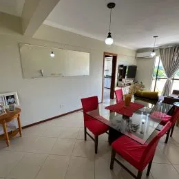 Sala de estar com piso de cerâmica e espelho na parede.