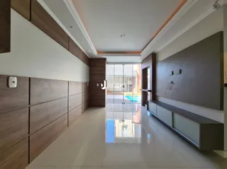 Hall de entrada com revestimento de madeira nas paredes.