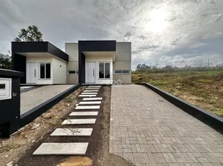 Fachada moderna de uma residência com paisagismo em Lajeado, Brasil.