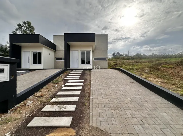 Fachada moderna de uma residência com paisagismo em Lajeado, Brasil.