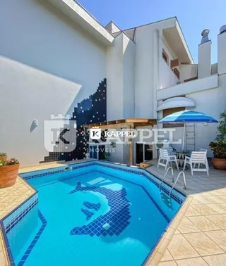 Foto de uma piscina externa em uma propriedade em Lajeado, Brasil.