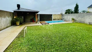 Vista externa de uma propriedade com piscina e jardim em Lajeado.