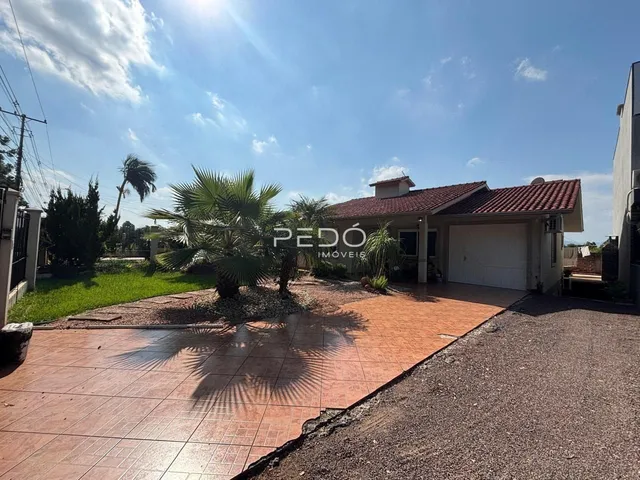 Fachada de uma residência com jardim e garagem em Lajeado.