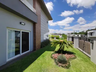 Fachada de uma residência em Lajeado, Brasil com jardim gramado.