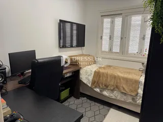 Quarto com janela e cama em um imóvel em Lajeado, Brasil.