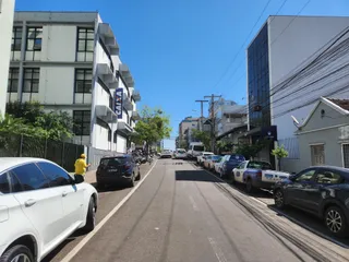 Vista da fachada de um edifício em uma rua no Brasil.