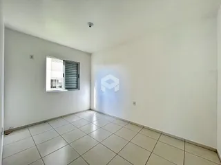 A sala apresenta paredes brancas e piso de cerâmica claro.