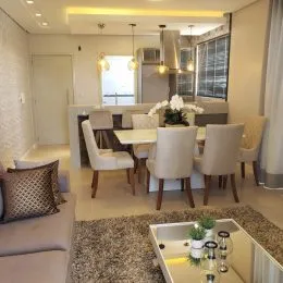 Foto de uma sala de estar com sofá e mesa de centro.