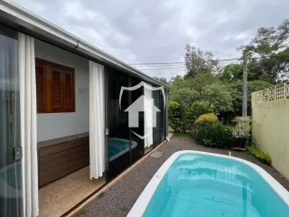 Fachada de casa com piscina ao ar livre em Lajeado, Brasil.