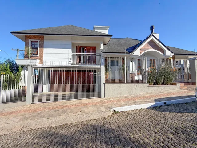 Fachada de uma residência em Lajeado, Brasil, com cerca e portão de metal.