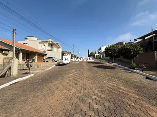 Vista de uma rua pavimentada em uma área residencial.